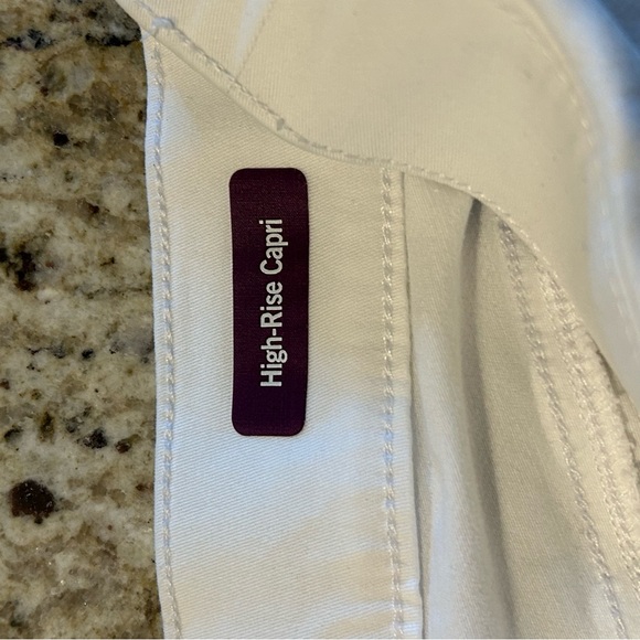 Gloria Vanderbilt women’s size 12. Shape Effect high rise capri pants. Pull on - Picture 4 of 6